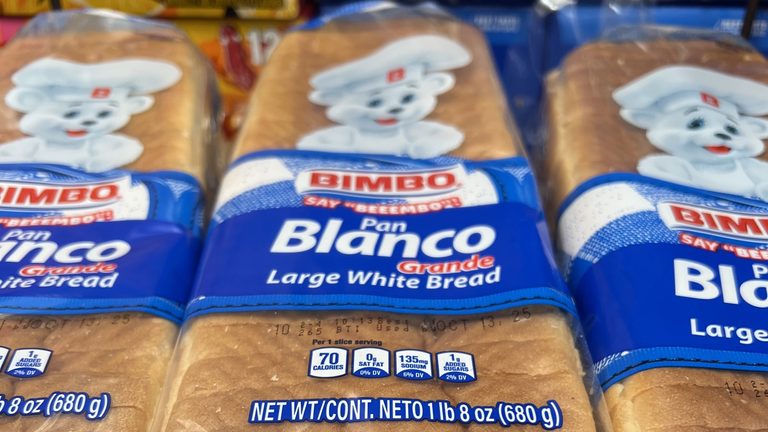 Paquetes de Pan Bimbo Blanco en un anaquel de supermercado, ilustrando el caso de brecha de datos en Oracle EBS.