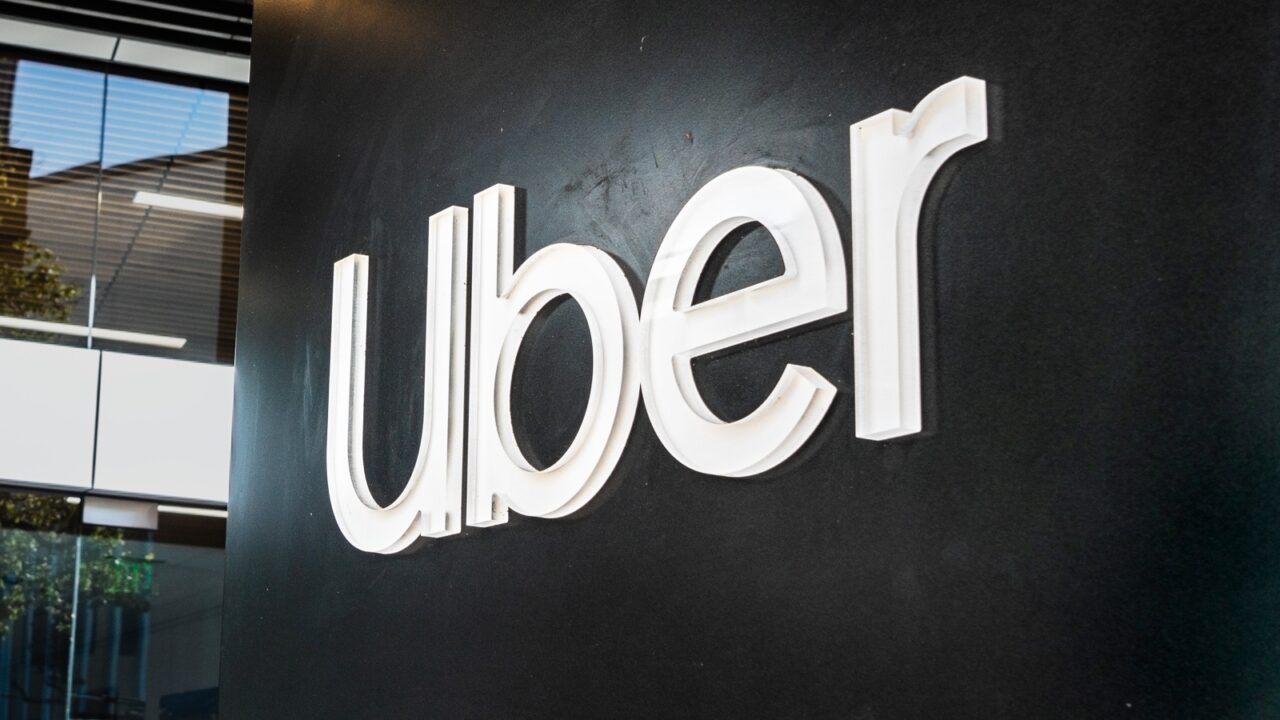 Logo de Uber en la fachada de un edificio corporativo tras anunciar despidos en Uber por reestructuracion.