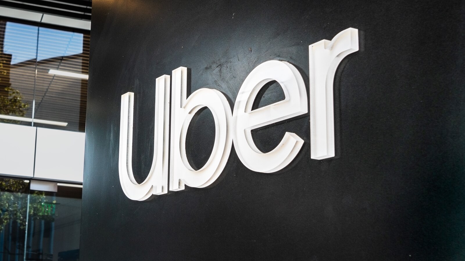 Logo de Uber en la fachada de un edificio corporativo tras anunciar despidos en Uber por reestructuracion.