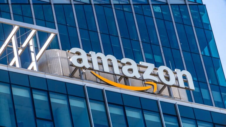 Fachada de edificio corporativo de Amazon, empresa que evalúa el uso de tokens en sus ingenieros de AI.