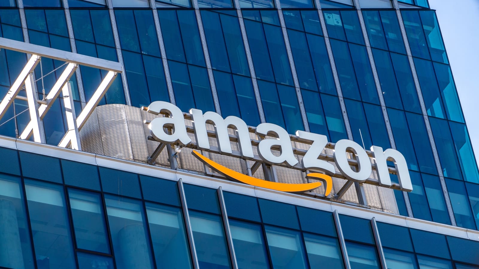 Fachada de edificio corporativo de Amazon, empresa que evalúa el uso de tokens en sus ingenieros de AI.