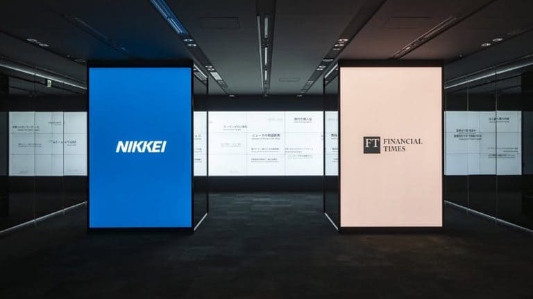Pantallas digitales con los logos de Nikkei y Financial Times tras reportar un ciberataque a Nikkei por phishing.