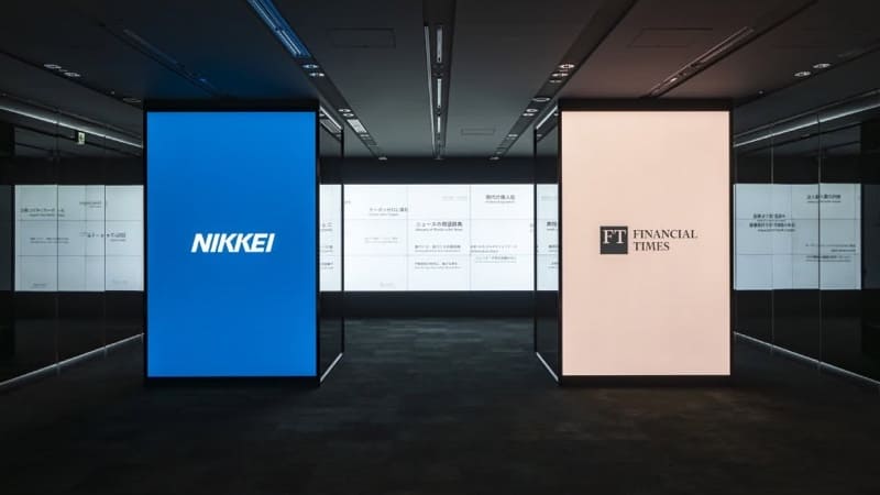 Pantallas digitales con los logos de Nikkei y Financial Times tras reportar un ciberataque a Nikkei por phishing.