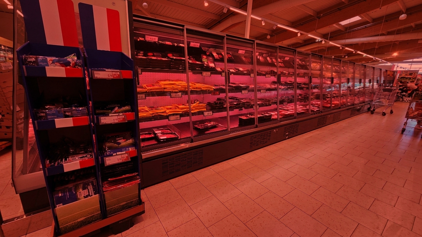 Refrigeradores de supermercado bajo un filtro rojo tras sufrir un ciberataque a refrigeradores.
