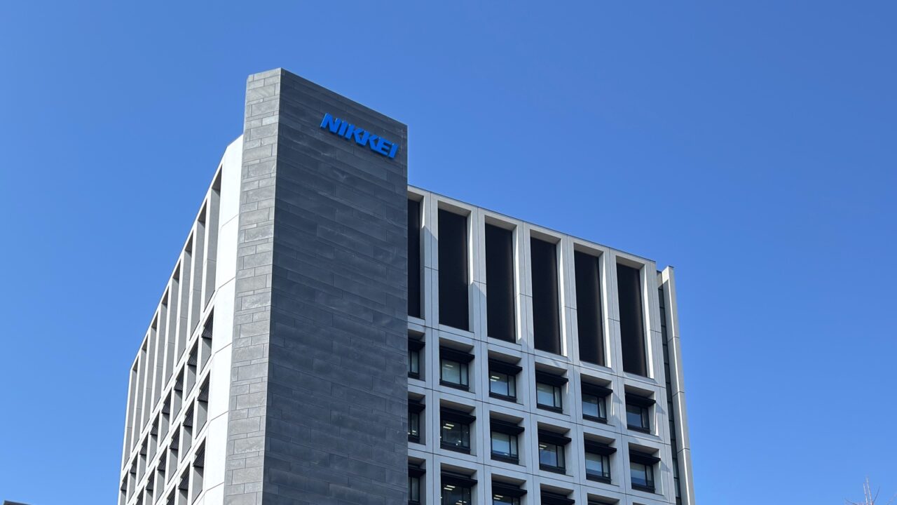 Edificio corporativo de Nikkei en Tokio, sede afectada por una brecha de datos e incidentes de seguridad.