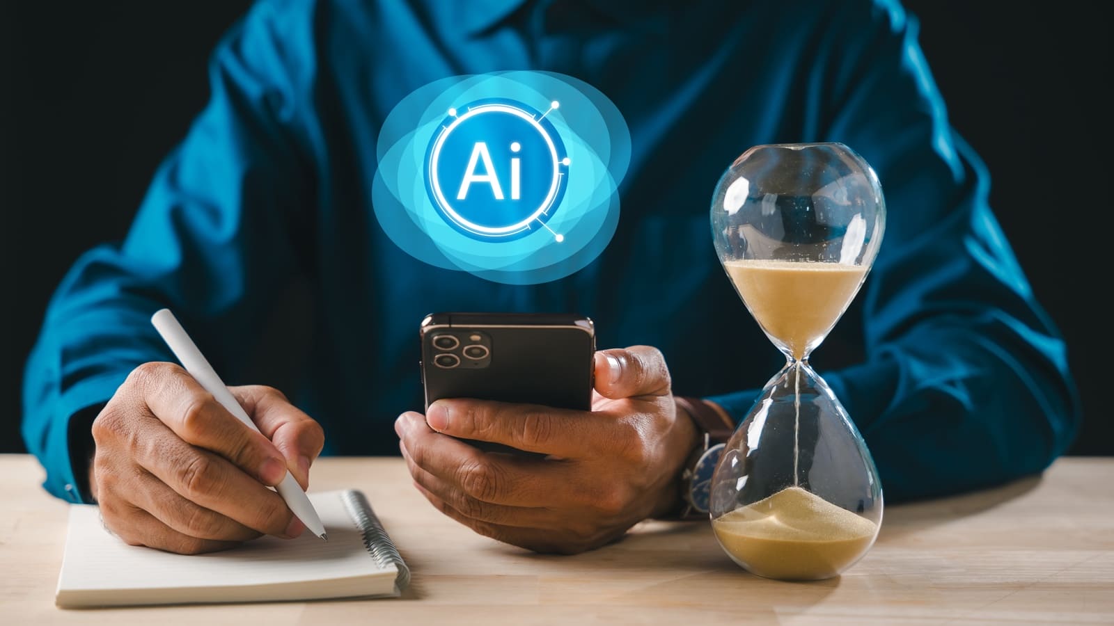 Empleado trabajando con un celular con icono de AI junto a un reloj de arena sobre el estudio Hubstaff IA productividad.
