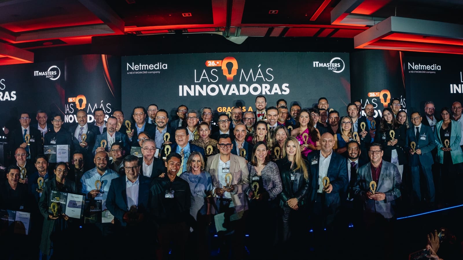 Ganadores del ranking Las más innovadoras 2026 de Netmedia sostienen su estatuilla durante la ceremonia de premiación.