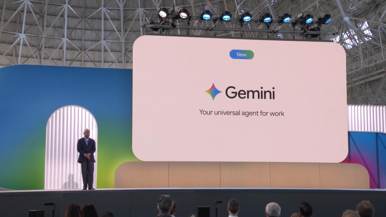 Thomas Kurian presenta en Google at Work 2026 el agente Gemini de Google Cloud en una pantalla gigante.