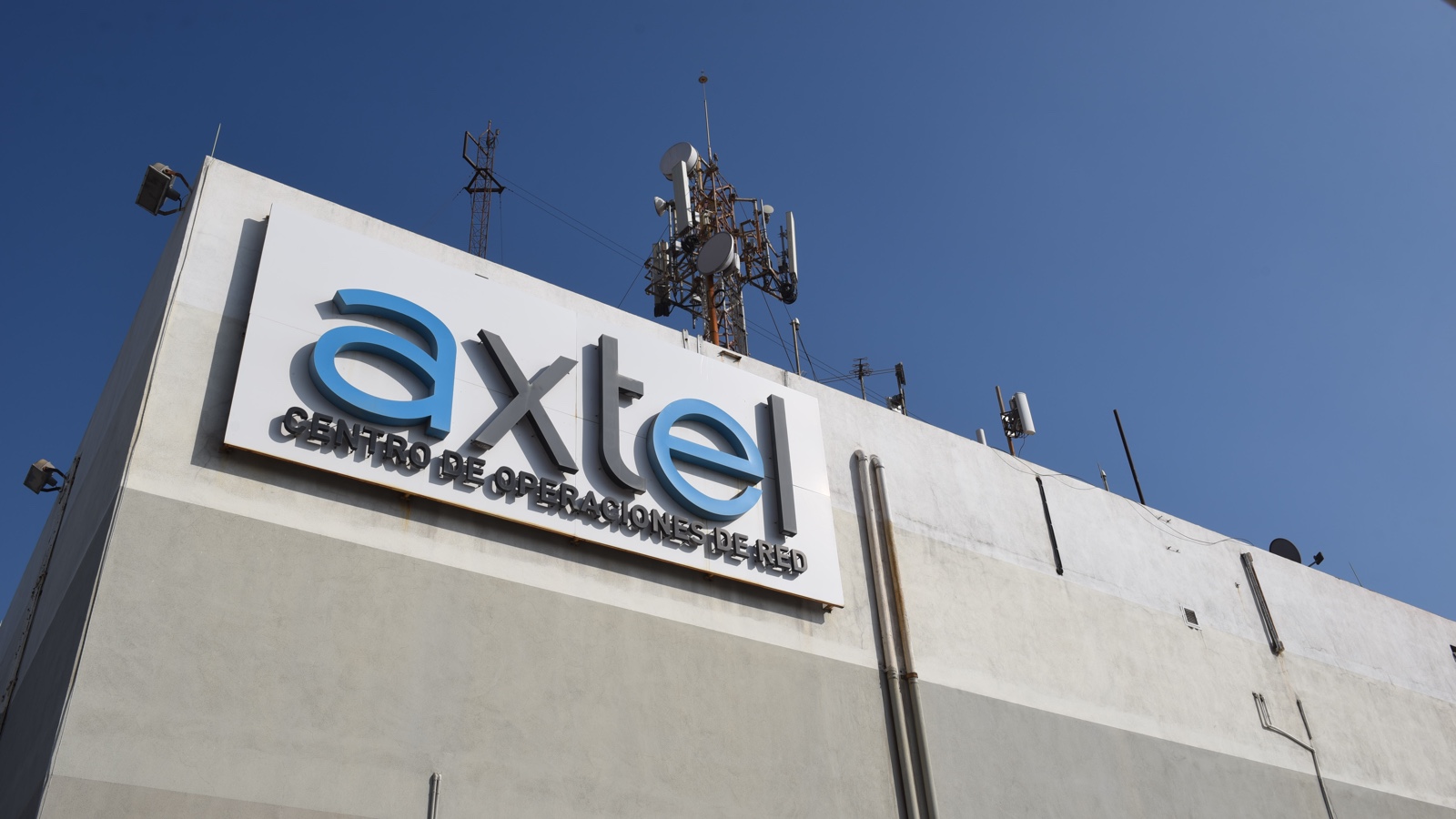 Edificio del Centro de Operaciones de Red de Axtel, enfocado en su infraestructura de telecomunicaciones.