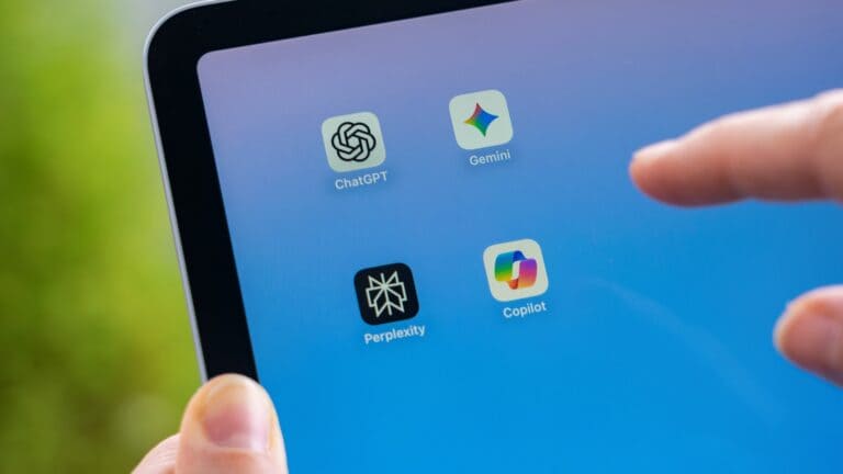 Pantalla de tableta con apps de AI para analizar los riesgos de agentes de AI en ciberseguridad empresariales.