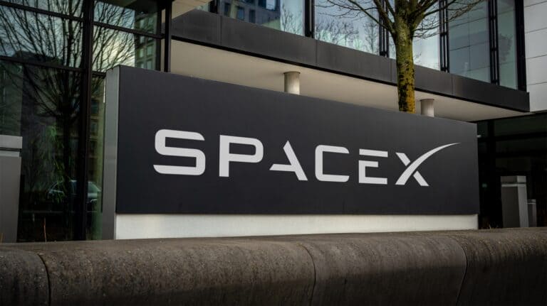 Letrero de las oficinas de SpaceX, empresa que busca potenciar Starlink Mobile mediante la compra de espectro.