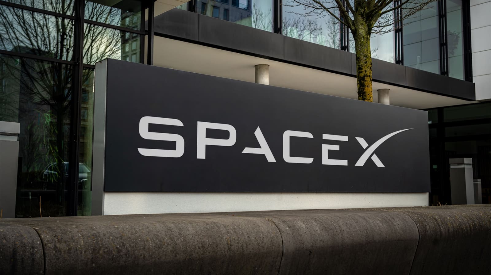 Letrero de las oficinas de SpaceX, empresa que busca potenciar Starlink Mobile mediante la compra de espectro.