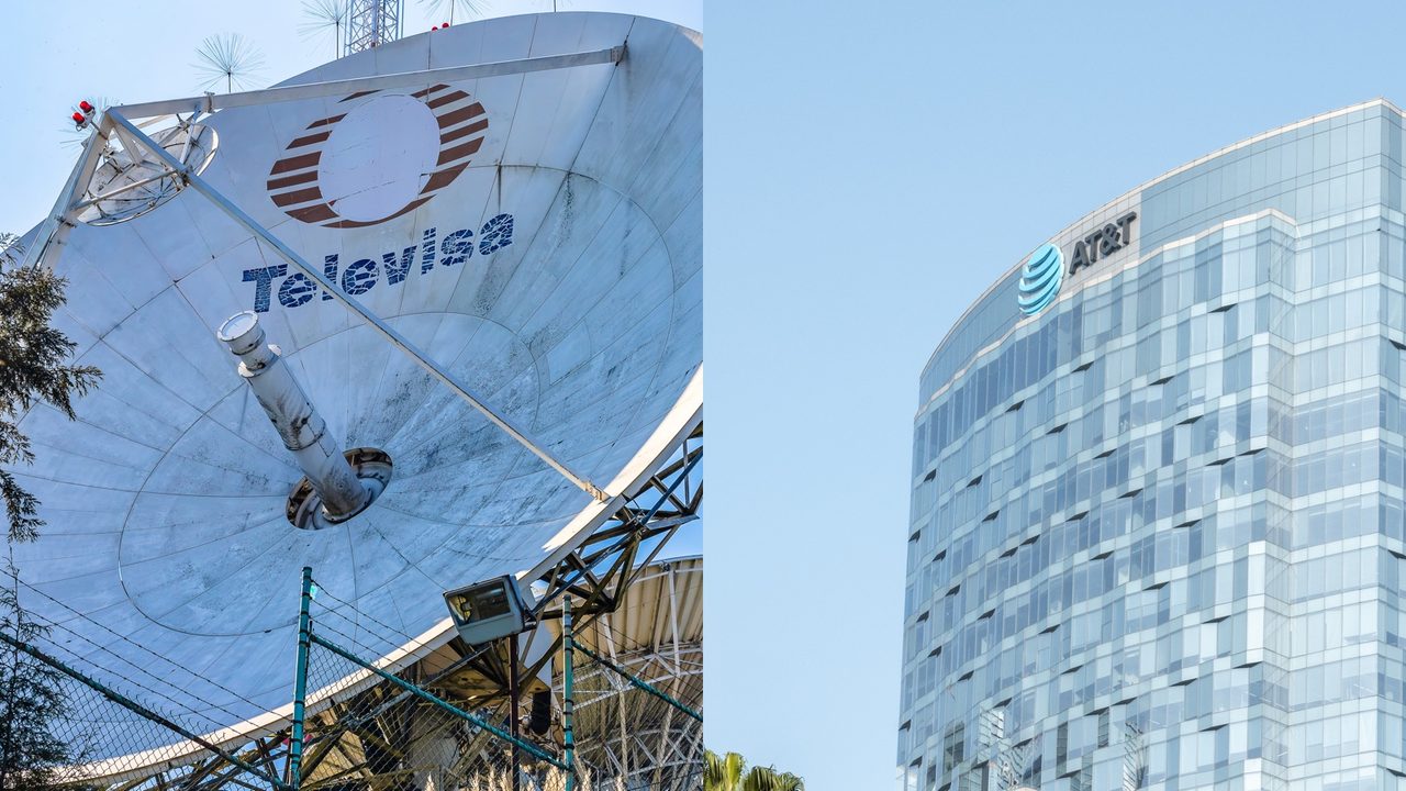 Antena satelital con el logo de Televisa y edificio corporativo de AT&T México, empresas que acuerdan compra millonaria.